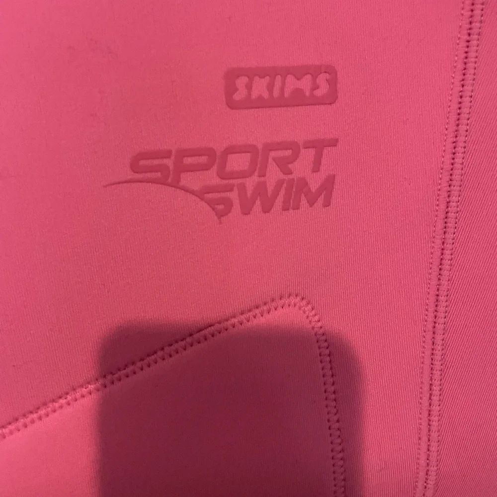 Skims sport scuba leggins.